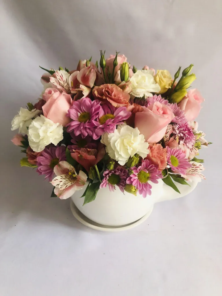 Taza, arreglos de Florería Cruz
